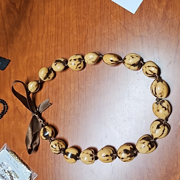 20" Tiger Kuki Nut Shell Lei with Ribbon - Necklace - Picture 5 of 5